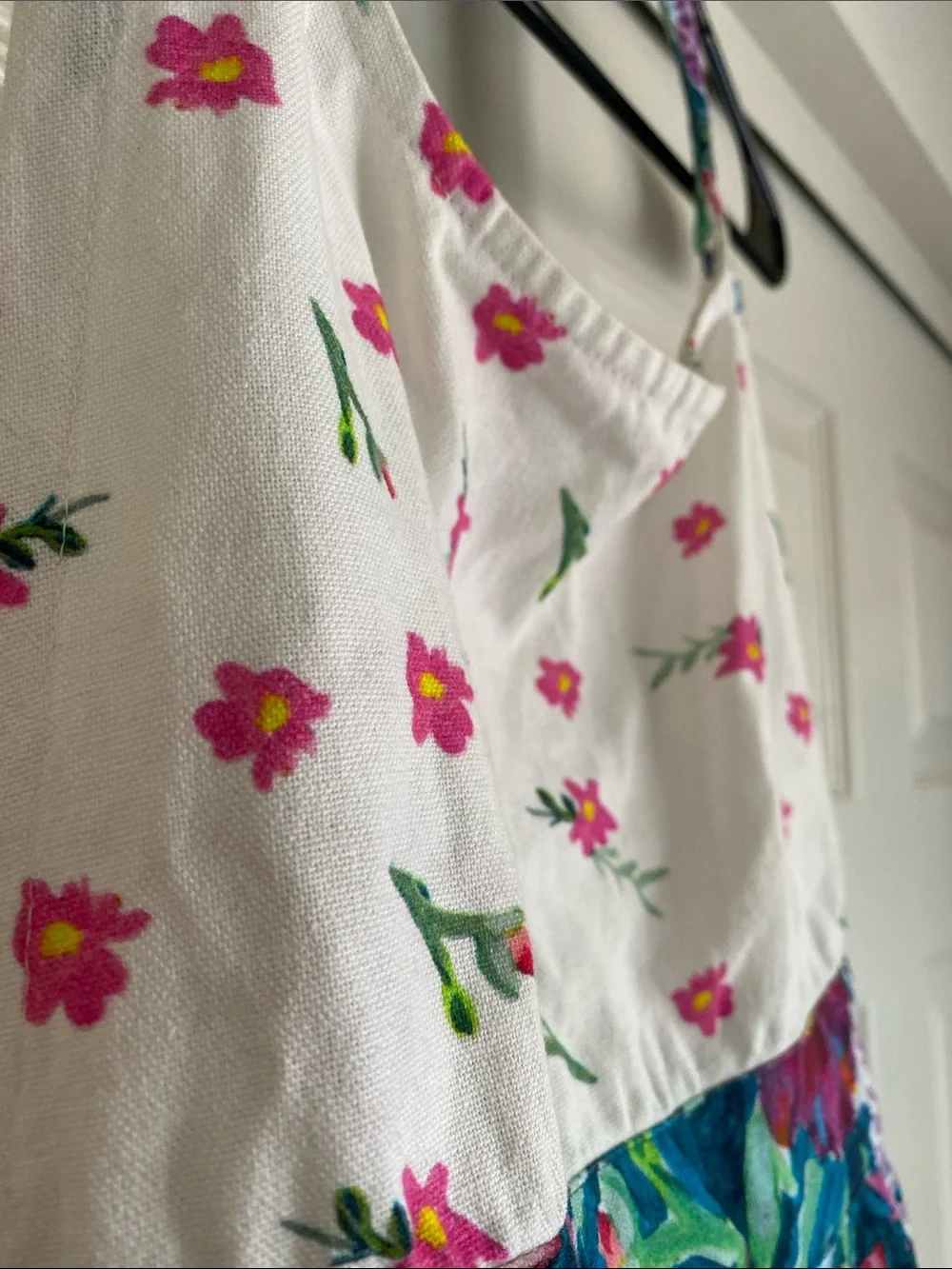 🌼  Gorgeous NWOT Anthropology Apron with beaded and embroidered bees